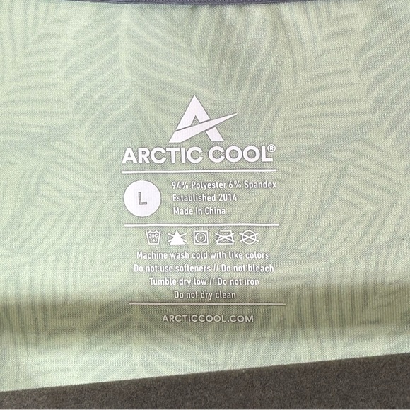 Arctic Cool, Green Leaf Pattern Long Sleeve Tee. Size Large. Excellent condition - Picture 3 of 4